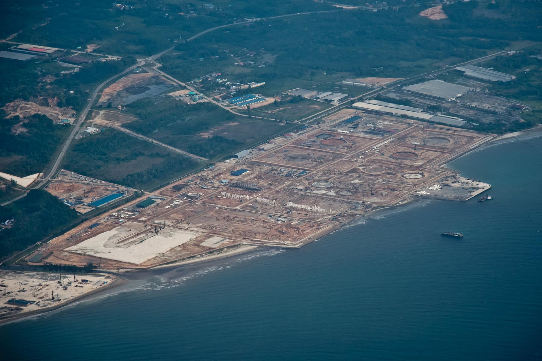 Aerial View of the Sabah Öl- and Gasterminal (SOGT) in Kimanis as part of the Sabah-Sarawak-Pipeline. Ongoing Construction work in November 2011