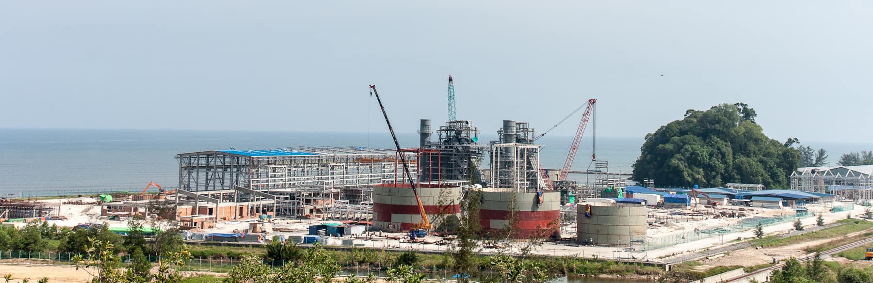 View of the Sabah Oil- and Gasterminal (SOGT) in Kimanis as part of the Sabah-Sarawak-Pipeline. Ongoing Construction work in August 2012