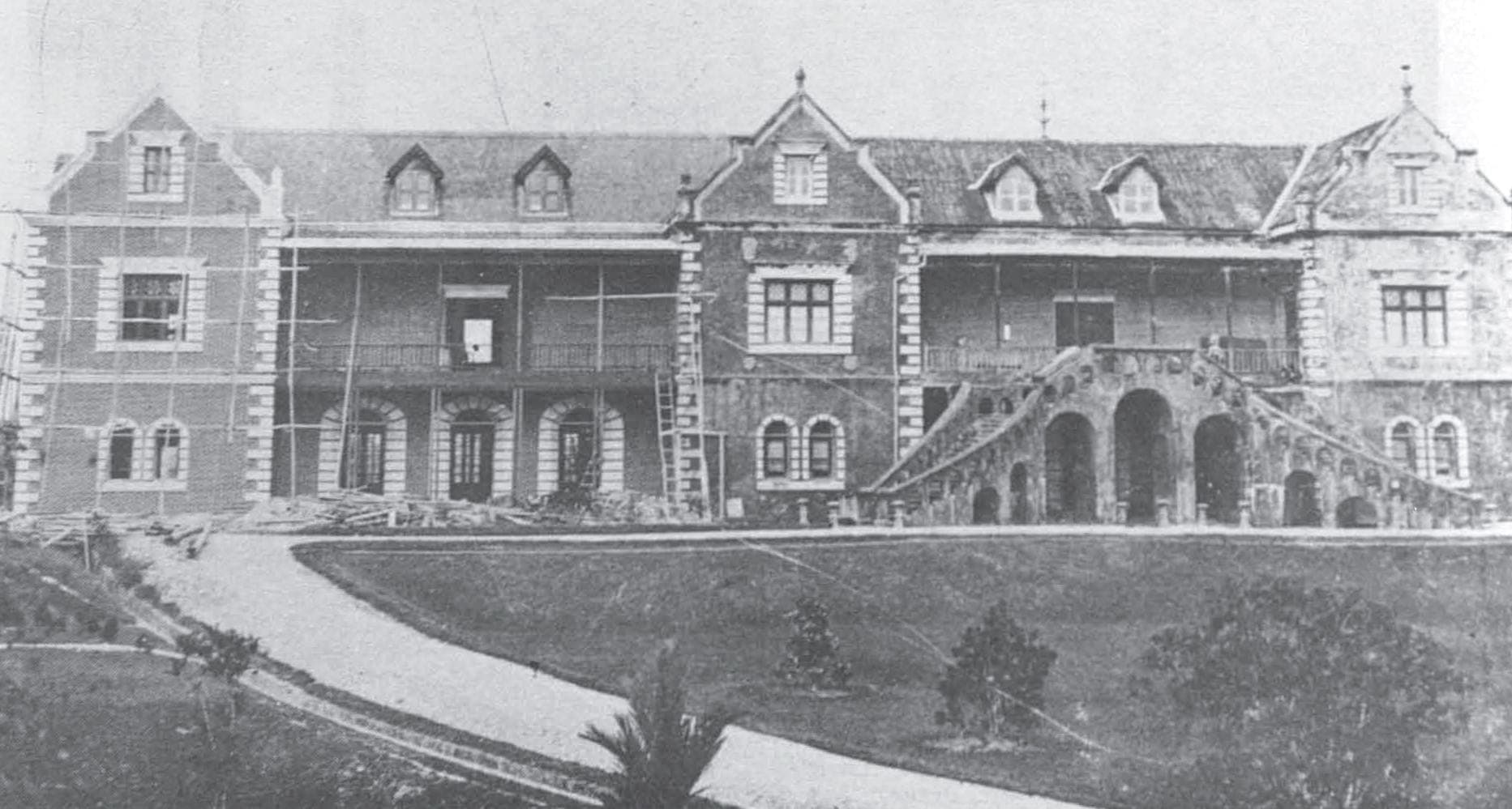 The Sarawak museum building in 1911. The construction of new wing of the museum was in progress. However, the brick work steps outside the old wing was demolished in 1912.