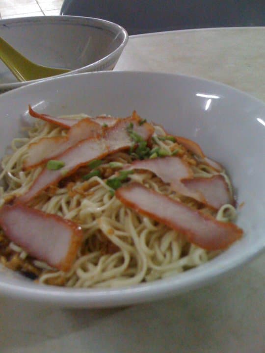 A bowl of Sarawak kolo mee