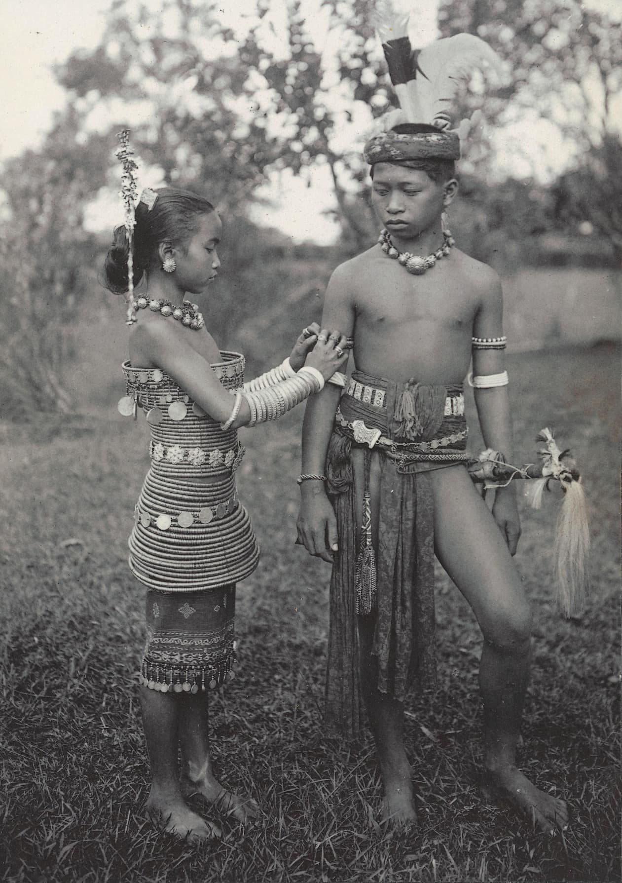 Photographie sea dayaks par Charles hose et Robert Shelford, album Sarawak , Digital Library of Cambridge University (page 40).