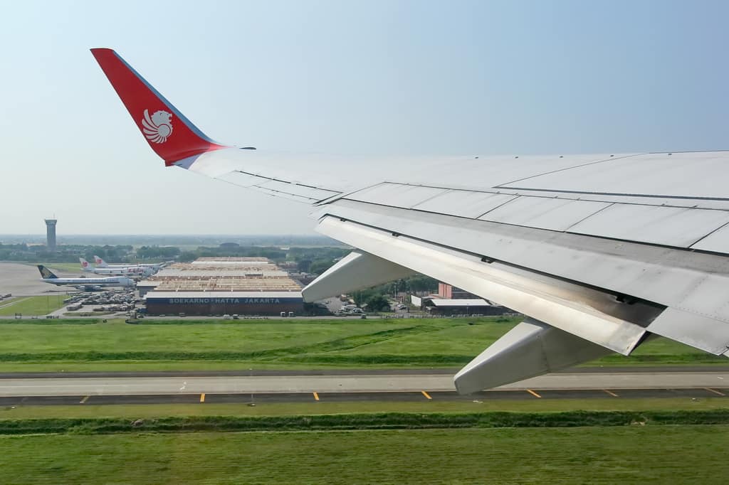 CGK's Cargo Terminal view shortly after lifting off from runway 07R. Heading to BPN in Borneo Island as JT756. Boeing 737-9GP/ER Lion Air PK-LJI