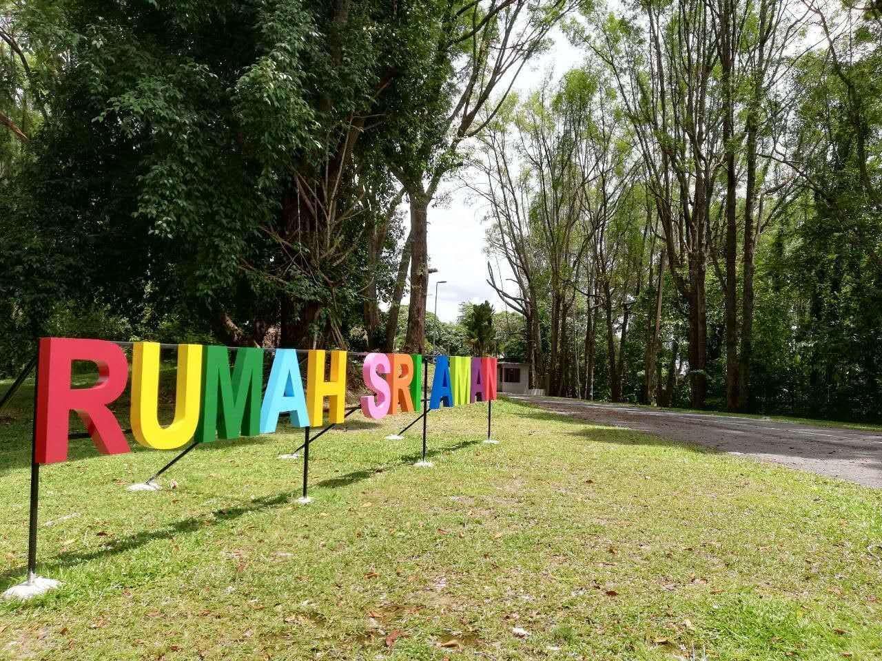 Rumah Sri Aman is located on the top of Resak Hills, a hills full with exotic trees and wildlife. Some of the trees are more than 100 years old and belong to a unknown tree came from England planted by English. Unique birds and wildlife such as Sunda Bearded Pig are common.