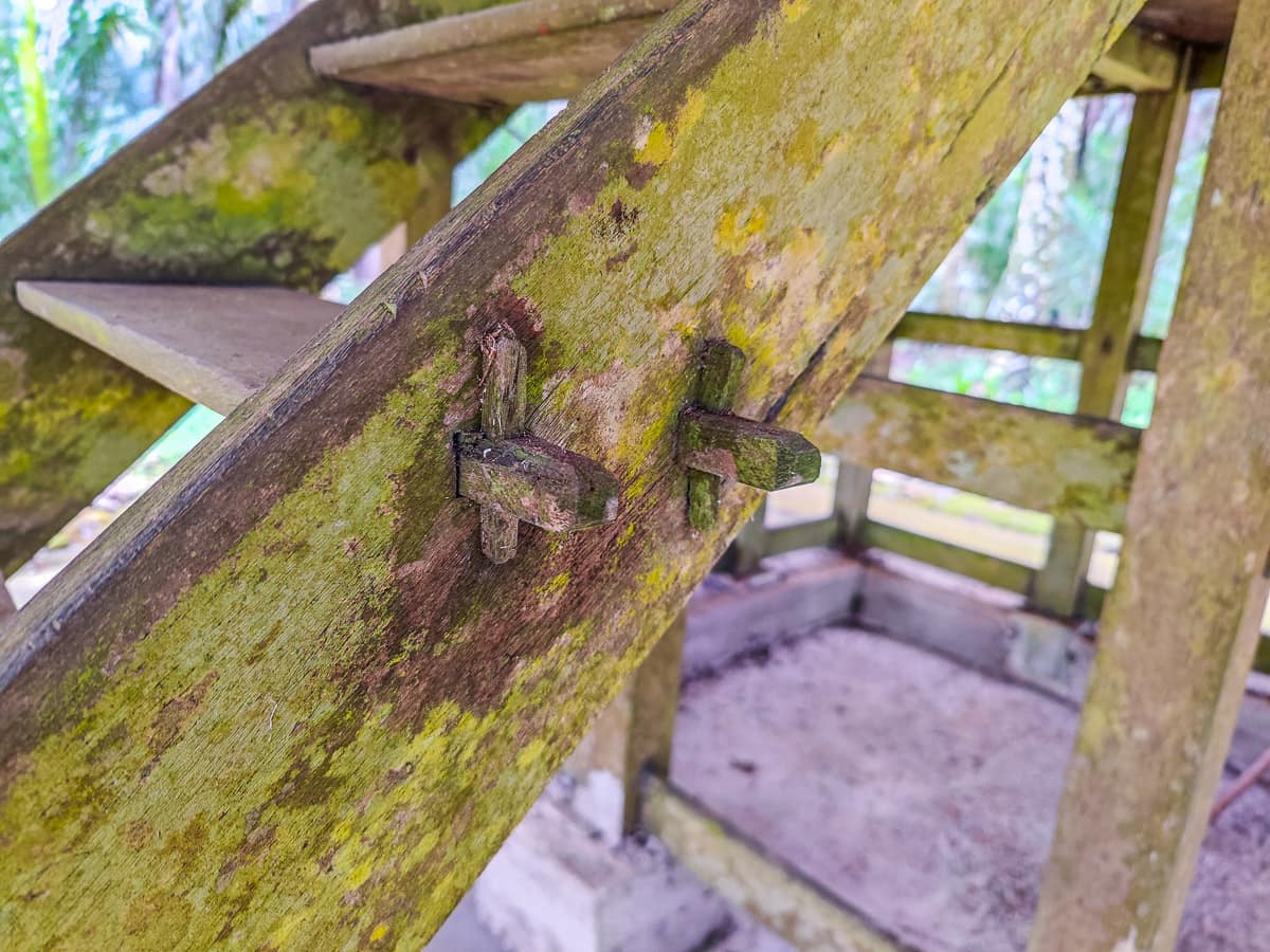 The Stairs to The Hokora of The Yorioka Shrine with no nails, neither rust.