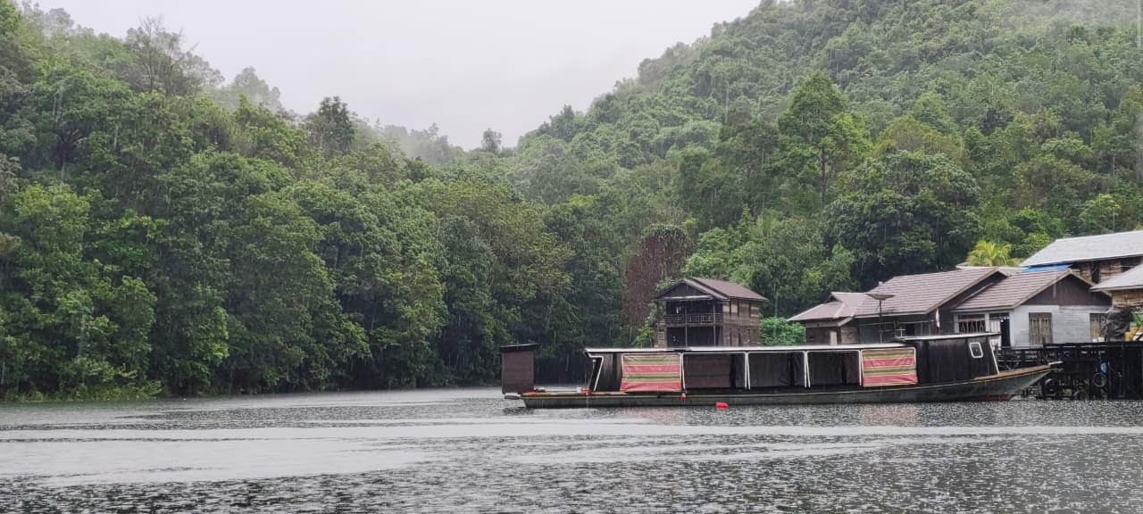Pemandangan danau wisata Riam Kanan Aranio saat hujan.