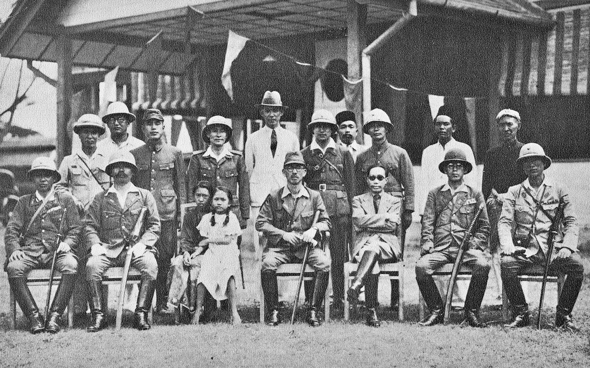 D.Y.M.M. Al-Marhum Sultan Ahmad Tajuddin Akazul Khairi Waddin together with the army officers during the 1942/45 occupation. On His Majesty's left is Lt. General T. Manaki