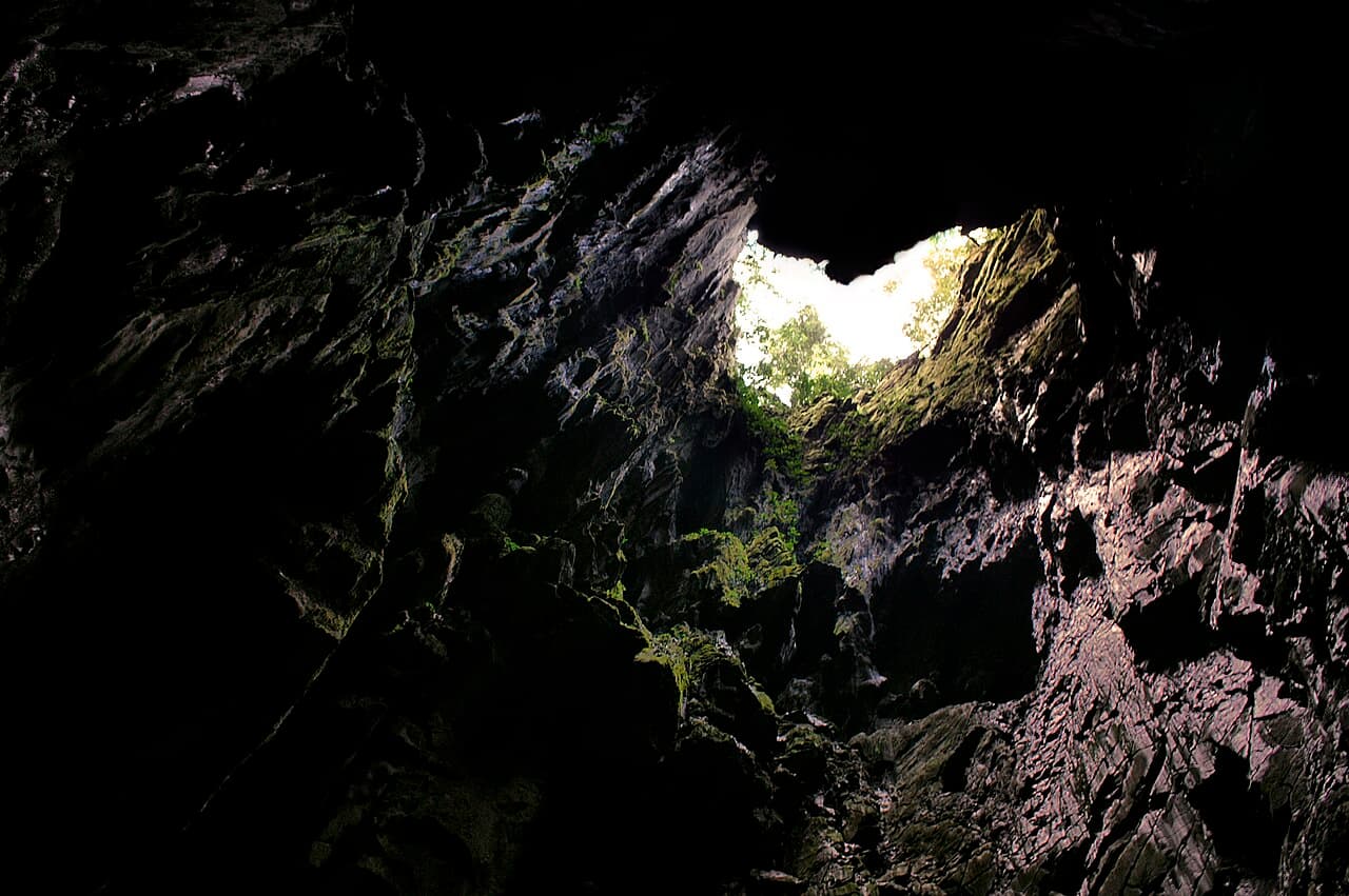 Boardwalk running through the dim passages of Wind Cave, Bau