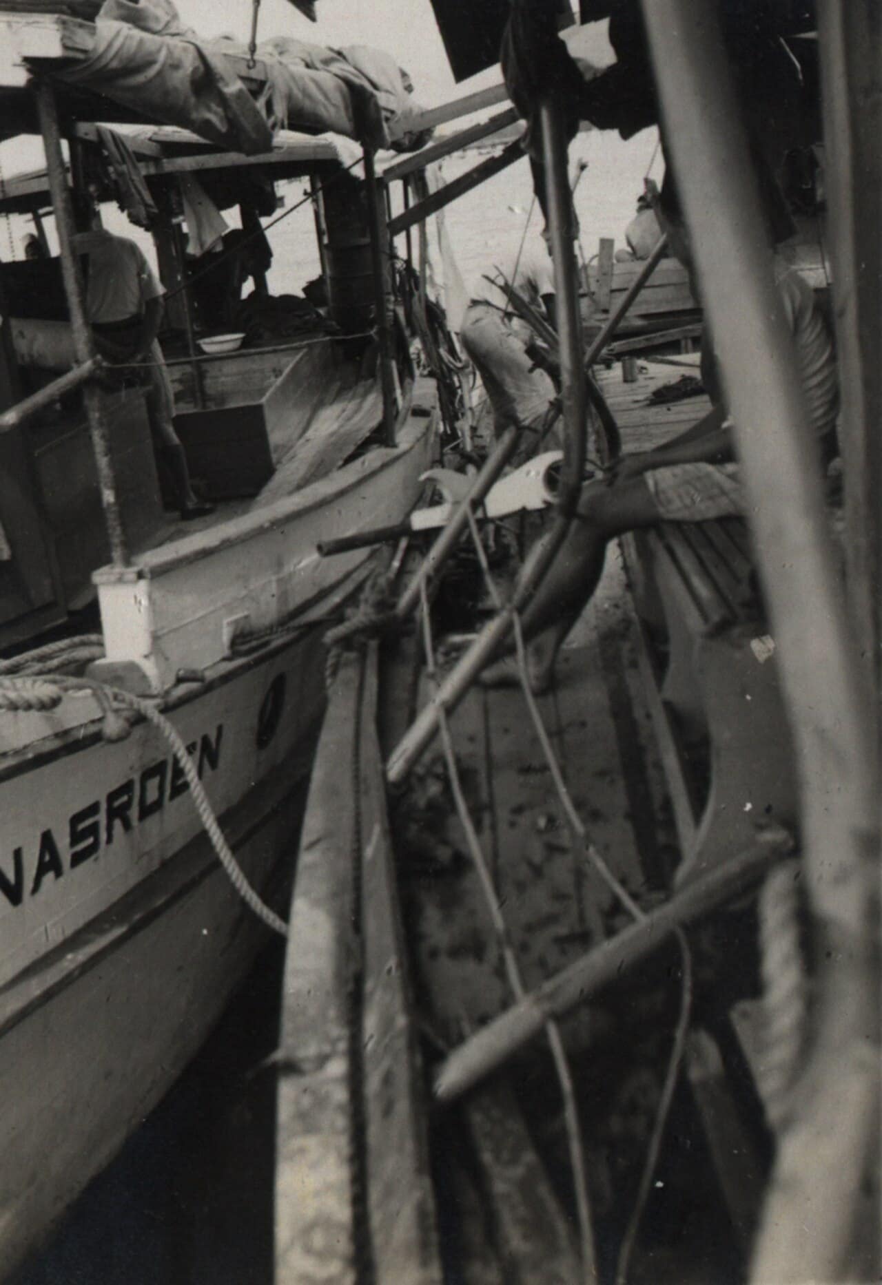 Title: Beschadigde boot tijdens na een storm in Borneo Shelfmark: KITLV 46360 Subject (topical): Petroleum Exploration Note: Voorheen A 916. H 1357 Veel foto\'s van deze serie, ook de kwalitatief mindere, ontlenen hun waarde aan de geschreven teksten op de achterkant die tezamen een gedetailleerde u