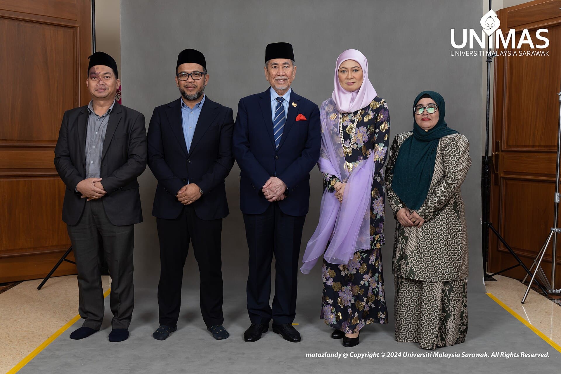 TYT Governor of Sarawak, Wan Junaidi Tuanku Jaafar, and also thr Chancellor of University of Malaysia Sarawak posed for a photograph.