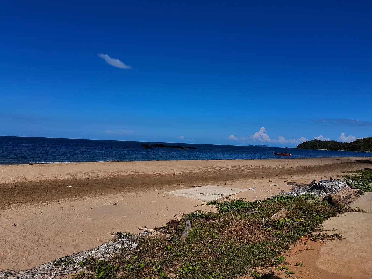The eastern sweep of Telok Melano's bay